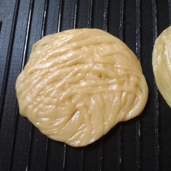 Panaskan pan, oles dengan margarin panggang hingga matang di kedua sisi. Sajikan dengan rendang daging atau sayur kari.
