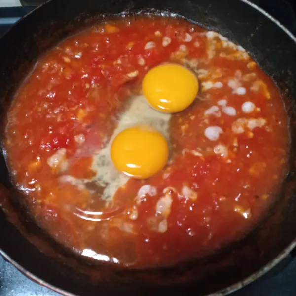 Kosongkan tengah saus, masukkan telur, tutup selama 2 menit lalu taburi dengan oregano dan sajikan