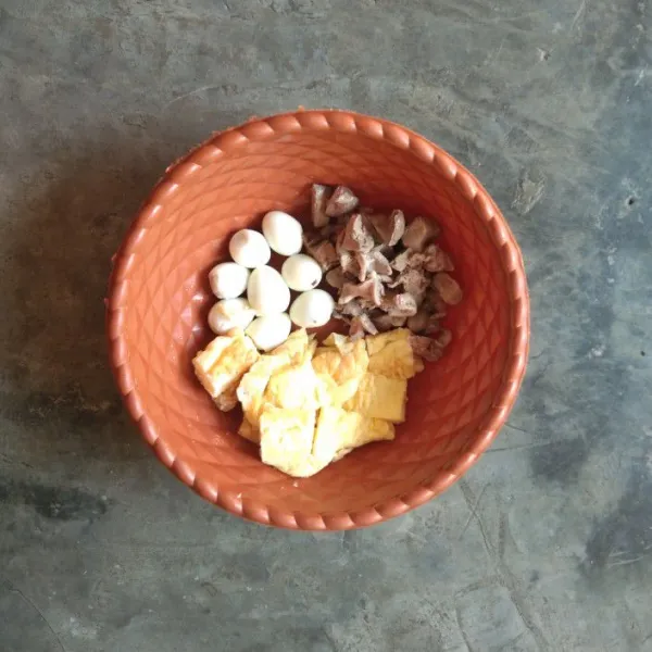 Rebus telur puyuh dan kupas. Repus ampela ati ayam dan iris sesuai selera. Buat telur orak arik.