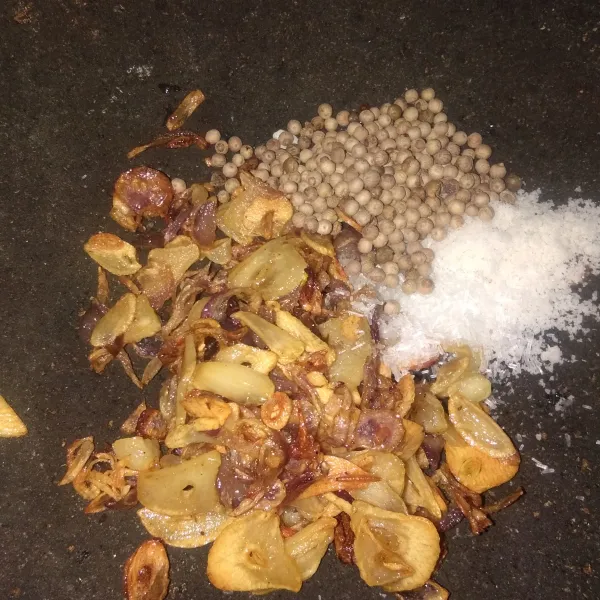 Haluskan bawang merah dan bawang putih yang telah digoreng bersama merica, kaldu bubuk, garam dan penyedap rasa, sisihkan.