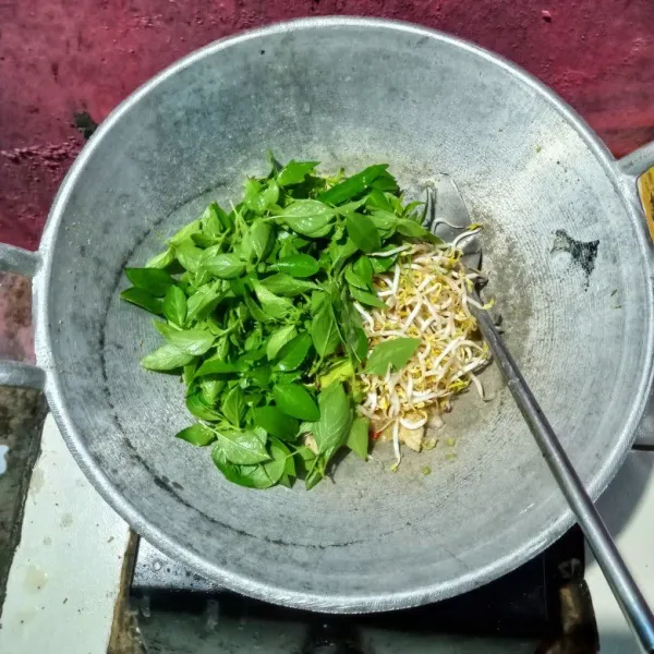 Terakhir masukkan tauge dan kemangi, koreksi rasa kemudian aduk sebentar dan sajikan.