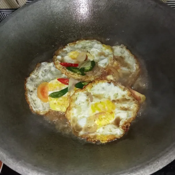 Masukkan telur ceplok dan masak hingga meresap. Cicipi rasanya dan bila sudah pas siap untuk disajikan.