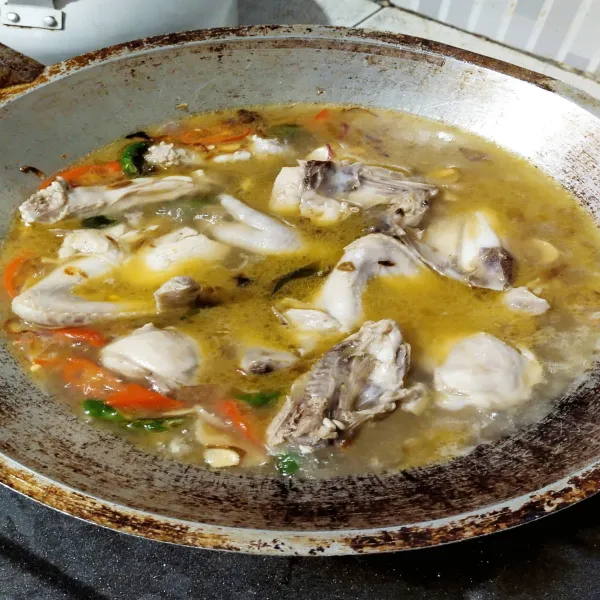 Setelah tumisan cabe layu tambahkan air, masak hingga mendidih lalu masukkan potongan ayam.