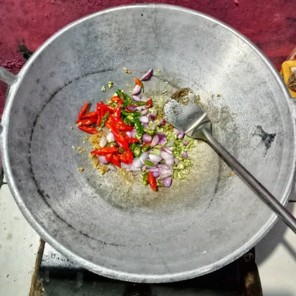 Masukkan cabe, bawang merah, bawang putih, dan serai yang telah diiris sampai harum.