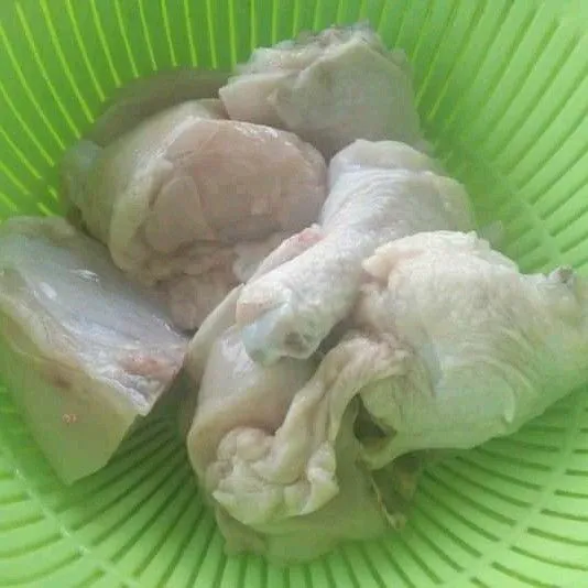 Potong ayam dan bersihkan