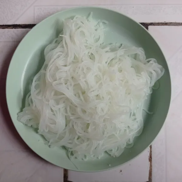Rendam bihun dalam air panas hingga matang memgembang, kemudian tiriskan.