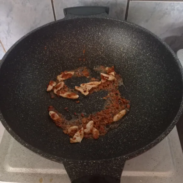 Panaskan sedikit minyak, tumis bumbu halus hingga matang dan harum. Lalu masukkan ayam suwir. Aduk rata dengan bumbu.