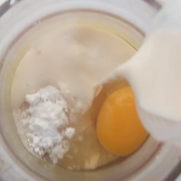 Masukkan baking powder, baking soda, garam, telur, dan susu cair.