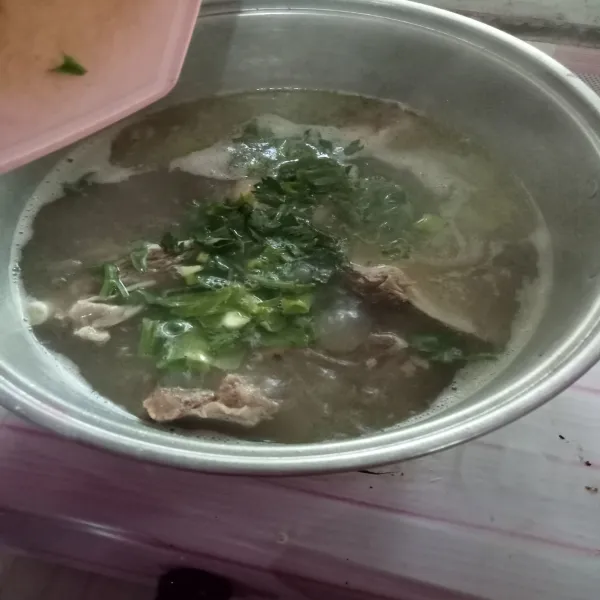 Setelah daging empuk, masukkan irisan daun bawang dan seledri. Aduk sebentar, matikan api lalu sajikan sup selagi hangat.