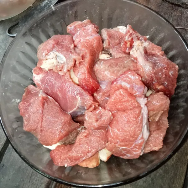 Potong-potong daging sapi sesuai selera.