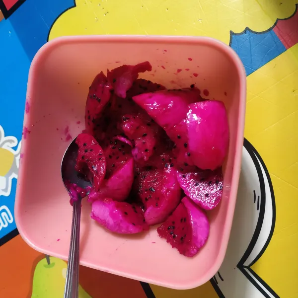 Kupas & potong-potong buah naga