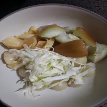 Setelah matang, masukan cilok tanpa air ke dalam mangkok saji, beri potongan buah dan irisan kubis. Untuk jenis dan bamyaknya buah disesuaikan selera.