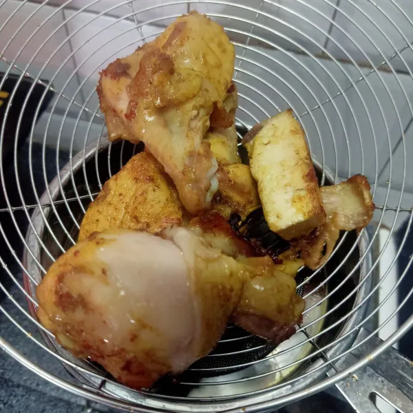 Ambil ayam, sisahkan bagian yang banyak tulangnya untuk kaldu, sisihkan. Biarkan sampai tiris bisa langsung digunakan atau goreng dulu sebentar. Tiriskan, iris tipis atau suwir.