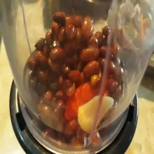 Haluskan kacang tanah, cabai, bawang dan kencur.