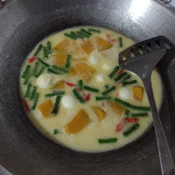 Bumbui gula, garam, dan kaldu jamur, masak sampai matang mendidih.