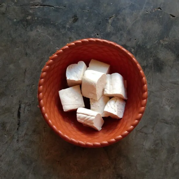 Siapkan tahu. Iris sesuai selera. Taburi garam dan bawang putih bubuk, tambahkan air. Rendam 20-25 menit.
