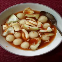 Siram dengan kuah rujak. Sajikan.