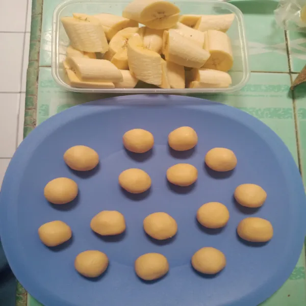 Potong bahan A menjadi 16bagian sama rata lakukan hal yang sama dengan bahan B jangan lupa potong-potong pisang sesuai selera (me : 1 pisang candi jadi 5 potong)