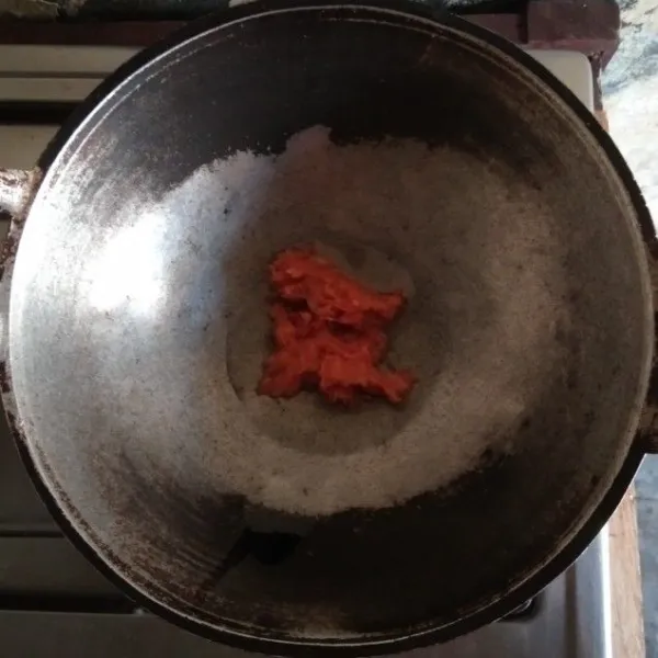 Tumis bumbu dengan sedikit minyak.