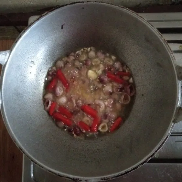 Goreng bumbu yang telah disiapkan berupa bawang merah, bawang putih, cabe merah besar, dan cabe rawit.