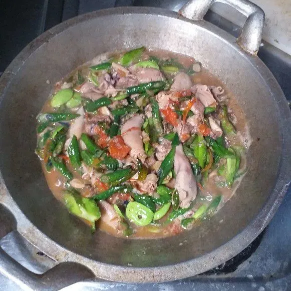 Tambahkan kacang panjang, air, garam, gula, dan kaldu jamur bubuk. Koreksi rasa, masak hingga matang. Angkat, sajikan.