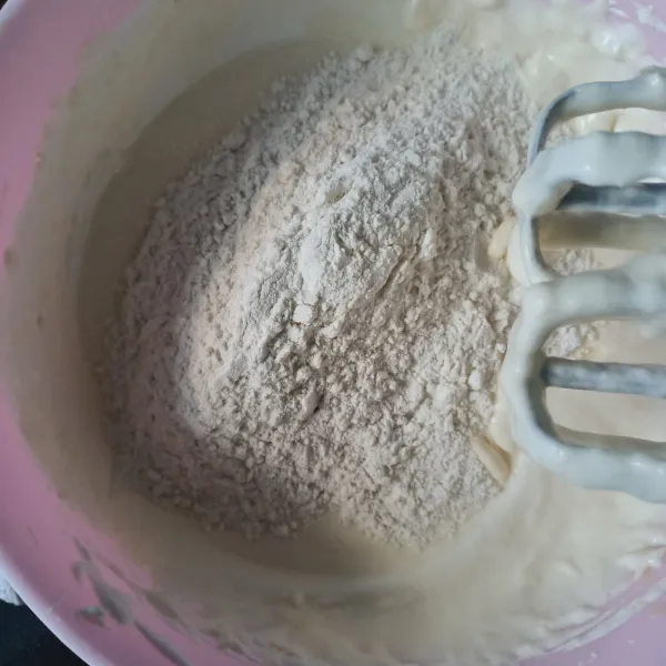 Tambahkan tepung, mixer asal rata saja.