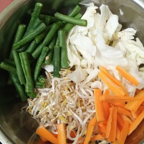 Siapkan sayuran. Potong-potong kemudian rebus sampai matang.