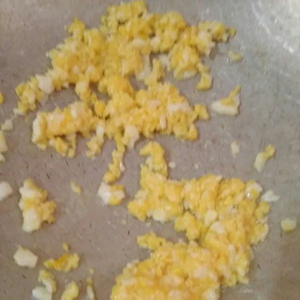 Panaskan minyak, buat telur orak arik, angkat dan sisihkan.