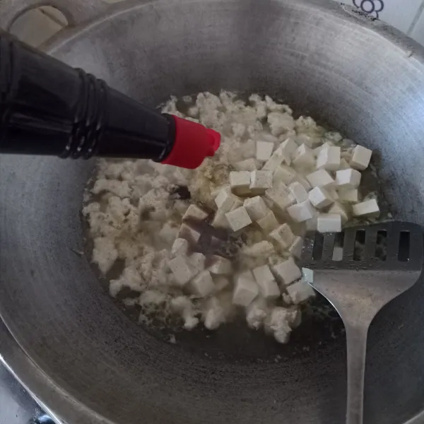 Bumbui dengan saus tiram, gula, garam, lada bubuk, dan kaldu jamur. Aduk rata, masak sampai tahu matang.