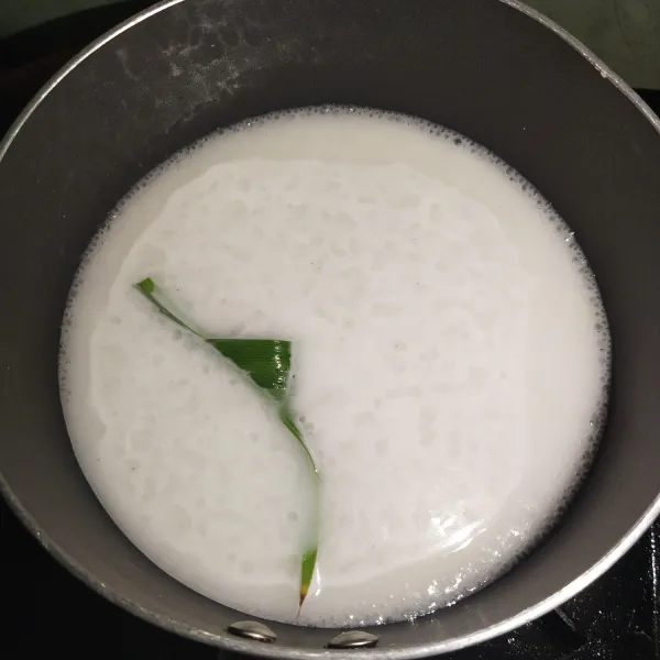 Kemudian buat bahan vla dengan masak santan dengan daun pandan. Masak sebentar sambil diduk-aduk hinga vla meletup-letup.