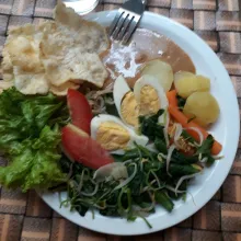 Tata dalam piring, kentang, sayuran, telur rebus. Siram dengan bumbu kacang. Tambahkan emping dan daun selada. Sajikan segera.