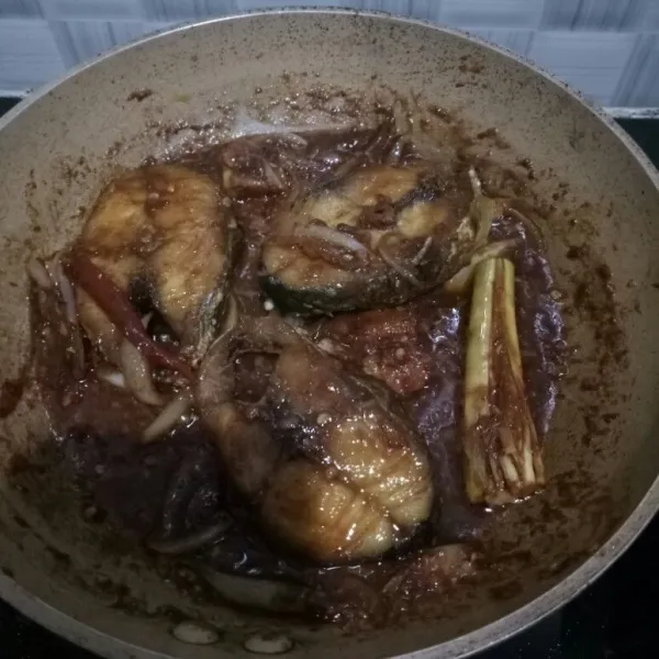 Masukkan ikan, tambahkan sedikit air sekitar 50 ml untuk membantu melarutkan bumbu. Biarkan kuah mengering dan koreksi rasa. Masak sampai bumbu meresap. Sajikan.