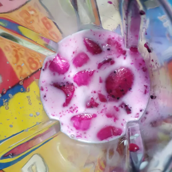Masukkan ke dalam blender bersama bahan lainnya