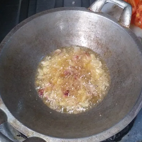 Tumis bawang merah dan bawang putih hingga harum.