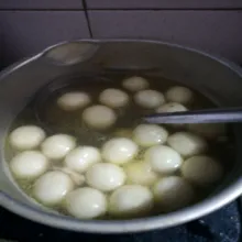 Rebus cilok ke air mendidih, biarkan matang hingga mengembang, kemudian matikan kompor.