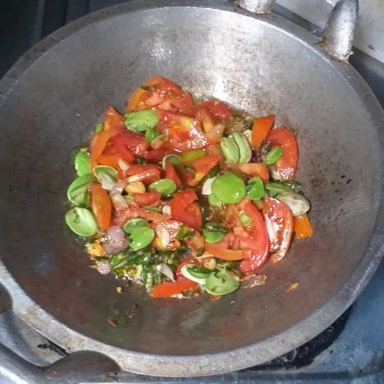 Tambahkan cumi, petai, dan kecipir. Masak hingga hampir matang.