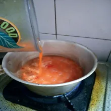 Setelah cabe halys, masukkan ke dalam panci berisi 600 ml air. Masak dengan api sedang cenderung kecil.