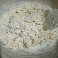 Selanjutnya buat cilok dengan campurkan tepung sagu dan tepung terigu, beri garam dan kaldu bubuk, aduk rata sambil beri sedikit demi sedikit air panas secukupnya sampai adonan dapat dibentuk.
