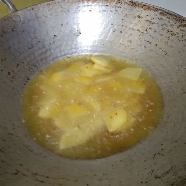 Goreng irisan kentang hingga kering, tiriskan.