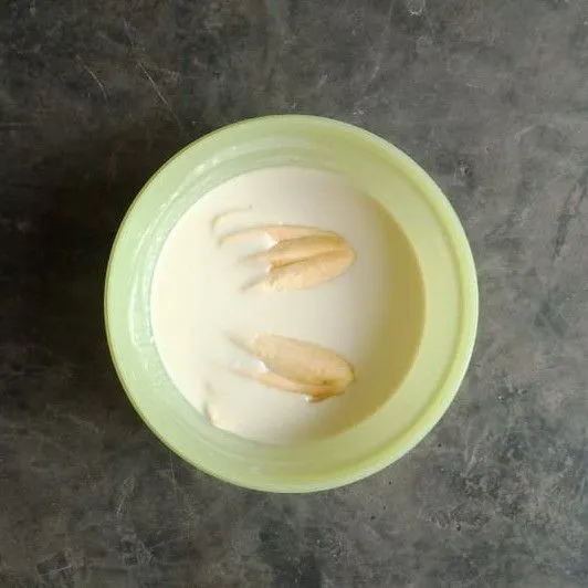 Baluri pisang dengan adonan tepung (secara hati-hati agar pisang tidak patah).