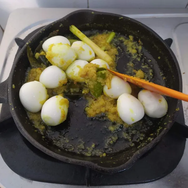 Masukkan telur puyuh rebus, tumis hingga bumbu meresap.