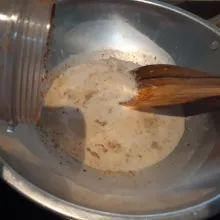 Tuang santan kelapa, masukan bumbu kacang halus.