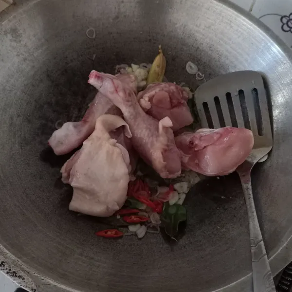 Masukkan ayam, masak sebentar sampai berubah warna.