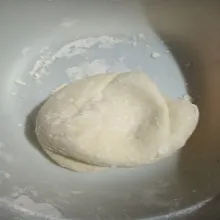 Aduk dan uleni adonan hingga kalis.