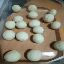Bulat-bulatkan adonan. Jika merasa lengket di tangan, bisa tambahkan tepung sagu sedikit ketika membentuk adonan. Lakukan sampai adonan habis.