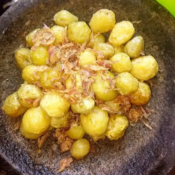 Goreng kentang sampai matang lalu haluskan bersama bawang goreng sampai lembut