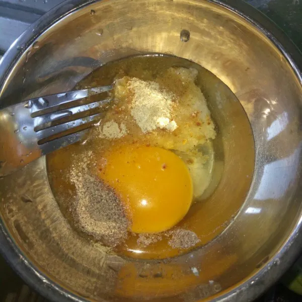 Haluskan bumbu halus, lalu kocok lepas bersama telur sampai tercampur rata.