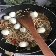 Masukkan telur puyuh yang sudah direbus, aduk rata lalu koreksi rasa. Masak sebentar kemudian angkat dan sajikan.