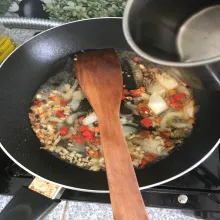 Tambahkan sedikit air, aduk rata.