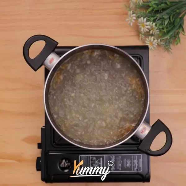 Siapkan panci, panaskan minyak, tumis bawang putih hingga harum, tambahkan air.